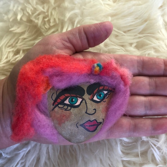 Gift Item Faces painted gift rock, wool and rock - Picture 2 of 7